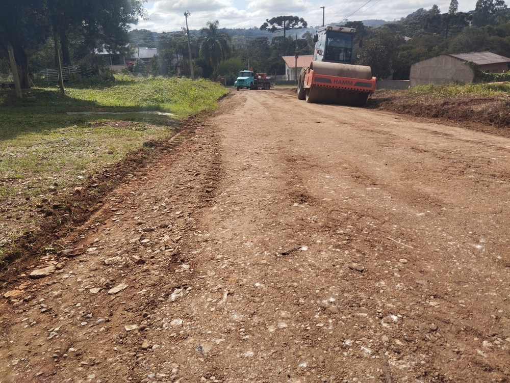Prefeitura realiza melhorias nas estradas do bairro Seminario (5)