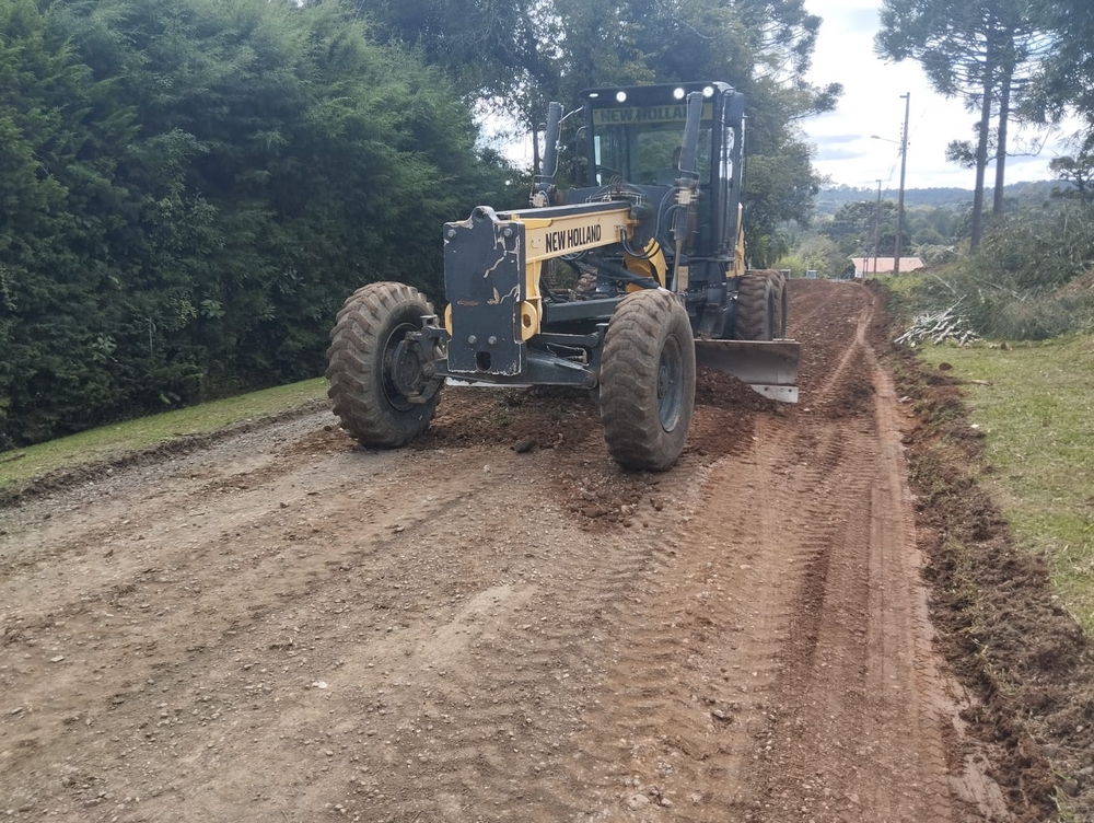 Prefeitura realiza melhorias nas estradas do bairro Seminario (1)